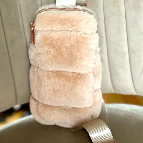 FLUFFY BELT BAG 🤍 - Picture 2 of 4